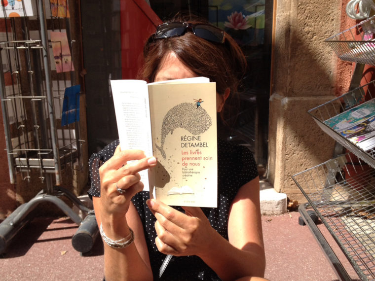 Chronique sur le livre de Régine Detambel, Les livres prennent soin de nous, publié aux éditions Actes Sud en mars 2015